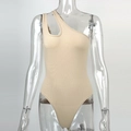 Detail eines beigen Rippstrick-Bodysuits mit One-Shoulder-Ausschnitt und weichem Stoff - S / Aprikose