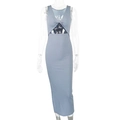 Detail eines hellblauen Strick-Maxikleids mit Brustknoten und Taillenausschnitt - S / Blau