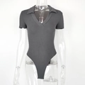Détail du body gris en coton côtelé montrant le col polo et la texture de maille ajustée - S / gris foncé