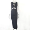 Detail eines schwarzen Rippkleids mit Knotendesign, V-Ausschnitt und Taillenausschnitt - S / Schwarz