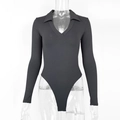 Detalle de body de manga larga en punto acanalado gris oscuro con cuello polo y escote V - S / Gris