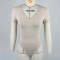 Vista dettagliata del bodysuit beige a costine con scollo a V e maniche corte aderenti - S / Albicocca