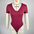 Dettaglio della trama a costine e dello scollo a V di questo body bordeaux aderente - XL / Borgogna