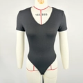 Dettaglio del bodysuit a costine con scollo a V e chiusura con bottoni a pressione - S / Nero