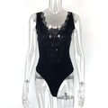 Detail van de diepe V-hals met kanten rand op de zwarte geribbelde bodysuit - S / Wimperkant Geribbelde Bodysuit / Zwart