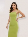 Detalle del vestido ajustado verde lima con cordones laterales ajustables y tirantes finos - S / Verde