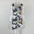 Detalle de cuello con abertura y anillo de metal en vestido ajustado de mariposas - XS / Estampado de Mariposa