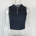 Detail van de geribbelde gebreide stof en witte knopen op de zwarte polo crop top - S / Zwart