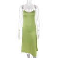 Robe en satin vert herbe à dos nu avec col en V et ourlet asymétrique élégant - S / Vert