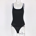 Detalle de body de canalé negro con cuello en U, diseño sin mangas y ribete blanco en contraste - S / Negro