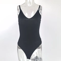Detail van geribbelde textuur en V-hals op deze zwarte nauwsluitende bodysuit - S / Zwart