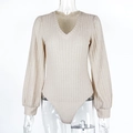 Dettaglio del body in maglia avena con scollo a V profondo e maniche a palloncino eleganti - S / Albicocca
