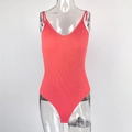 Detail van koraalrode geribbelde bodysuit met V-hals en dunne dubbele schouderbandjes - S / Watermeloen Rood