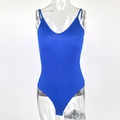 Detail van een koningsblauwe geribbelde bodysuit met V-hals en dunne schouderbandjes - S / Blauw