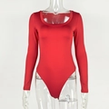 Vista dettagliata del body bordeaux a maniche lunghe con scollo a U su manichino - S / Rosso