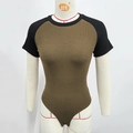 Détail d'un body en maille côtelée vert olive avec manches raglan noires et col rond - S / Vert