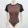 Détail d'un body raglan moulant en maille côtelée marron et noir sur un mannequin blanc - S / Marron