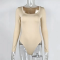 Détail d'un body beige à manches longues avec décolleté en U et maille hautement extensible - M / Kaki