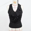 Détail du décolleté en V profond avec volants et texture froncée sur débardeur noir - XS / Noir