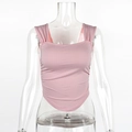 Detail van de roze nauwsluitende tanktop met zijplooien en gebogen zoomlijn - S / Roze