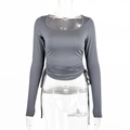 Détail de l'ourlet à cordon froncé sur un t-shirt gris foncé ajusté à manches longues - XS / Gris