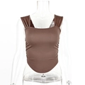 Detail van bruine crop top met vierkante hals, geplooide zijkanten en ronde zoom - S / koffiekleur