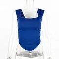 Detail van koningsblauwe mouwloze crop top met vierkante halslijn en geplooide schouderbandjes - S / Blauw