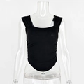 Detail van de zwarte tanktop met vierkante hals en unieke gebogen driehoekige zoom - S / Zwart