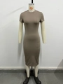 Eng anliegendes mittellanges Kleid mit kurzen Ärmeln in Erdbraun und Rundhalsausschnitt - S / Khaki