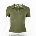Détail de la maille côtelée vert olive et col polo en V sur un t-shirt d'été ajusté - S / Vert