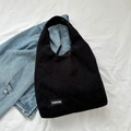 Sac fourre-tout en velours côtelé noir avec étiquette Fashion sur une veste en jean - Noir