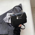 Schicke schwarze Umhängetasche aus Kunstleder mit Silberkette und Fashion & Bags Logo - Schwarz