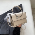 Elegante cremeweiße Umhängetasche mit Silberkette und Metallgriff für Damen - Gebrochenes Weiß