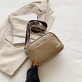 Olivgrüne Kameratasche mit Litschistruktur und breitem gestreiftem Umhängegurt - Khaki