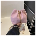 Detail der rosafarbenen Cord-Beuteltasche mit Goldkette und Perlen-Kordelzug - Rosa