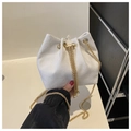 Detail der weißen Cord-Beuteltasche mit Kordelzug und goldener Ketten-Schulterriemen - Weiß