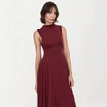 Détail d'une robe en maille bordeaux sans manches avec col montant et texture plissée - XS / Bordeaux