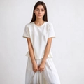Détail du t-shirt blanc à col rond avec plis à la taille et ourlet à volants doux - XS / Blanc