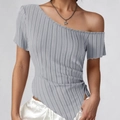 Detail eines grauen schulterfreien Rippstrick-Tops mit asymmetrischem Kordelzug-Design - XS / Grau