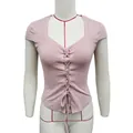 Dettaglio del laccio incrociato sul crop top in maglia rosa slim fit da donna - XS / Rosa