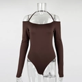 Detailsicht des braunen Langarm-Bodys mit Halterneck und schulterfreiem Schnitt - S / Braun