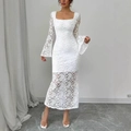 Detail van witte bloemenkant en elegante klokmouwen op een slanke midi-jurk voor dames - XS / Wit