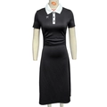 Detalle de vestido polo negro con cuello blanco en contraste y delicado estampado de lazo - S / Negro