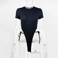 Detail eines schwarzen gerippten Bodysuits mit hohem Beinausschnitt und Schnürung - XS / Schwarz