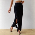 Détail de la jupe longue noire taille haute avec fronces, ourlet volanté et fente latérale - XS / Noir