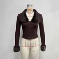 Detail der Strickjacke mit Rippenmuster, Kunstfellkragen und Ärmelbündchen in Dunkelbraun - XS / Kaffeebraun