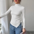 Detail eines weißen Slim-Fit-Thermotops mit Stehkragen, Kordelzug und asymmetrischem Saum - XS / Weiß