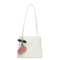 Bolso tote de felpa blanca con colgante de cereza y correa larga para el invierno - Blanco