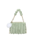 Borsa a mano in peluche verde salvia con trapuntatura, catena dorata e pompon bianco morbido - 22X15X6 / Verde