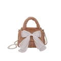 Borsa di peluche marrone con fiocco bianco e tracolla di perle da donna - Marrone